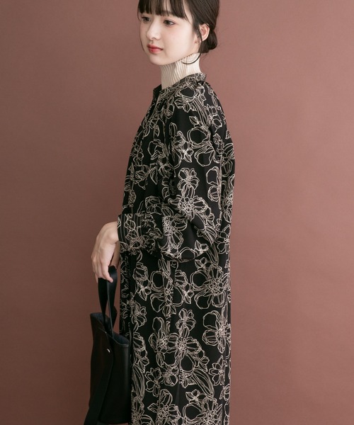 ITEMS URBANRESEARCH(アイテムズ アーバンリサーチ)の「アートフラワープリントワンピース(ワンピース・レディース・ブラック/モカ/オフホワイト・FREE)」の4枚目の写真