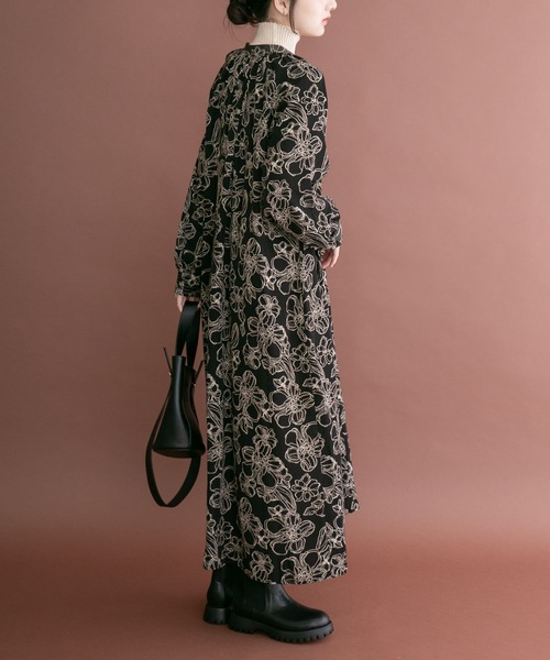 ITEMS URBANRESEARCH(アイテムズ アーバンリサーチ)の「アートフラワープリントワンピース(ワンピース・レディース・ブラック/モカ/オフホワイト・FREE)」の6枚目の写真