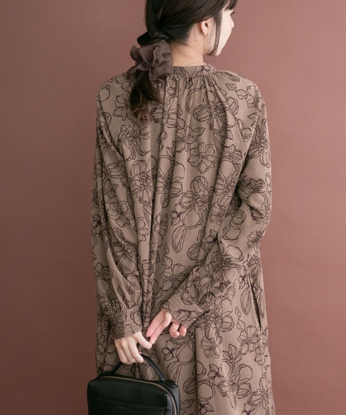 ITEMS URBANRESEARCH(アイテムズ アーバンリサーチ)の「アートフラワープリントワンピース(ワンピース・レディース・ブラック/モカ/オフホワイト・FREE)」の12枚目の写真