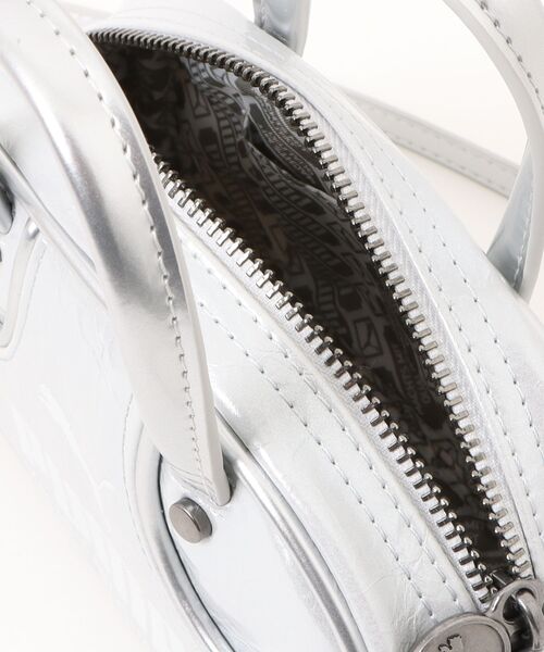PUMA(プーマ)の「PUMA プーマ W 1976 LUSTRE MICRO GRIP BAG カジュアルバッグ 092862 01F.GRY/METAL(ボディバッグ/ウエストポーチ・レディース・グレー・FREE)」の4枚目の写真