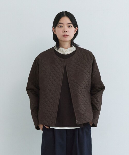 LOISIR(ロワズィール)の「コットンリネンキルティング風刺繍ノーカラージャケット(ノーカラージャケット・レディース・ブラウン・FREE)」の1枚目の写真