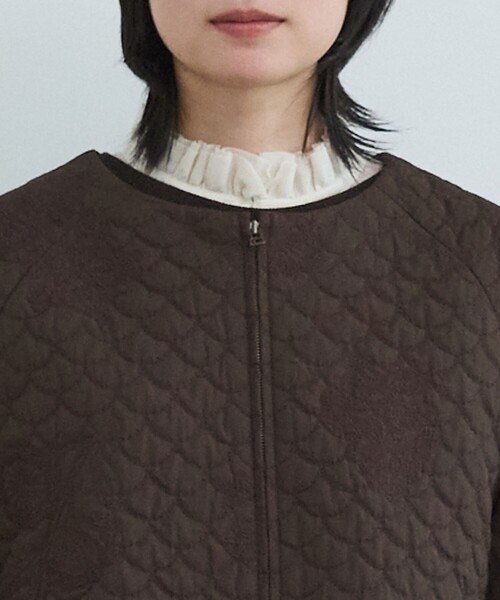 LOISIR(ロワズィール)の「コットンリネンキルティング風刺繍ノーカラージャケット(ノーカラージャケット・レディース・ブラウン・FREE)」の9枚目の写真
