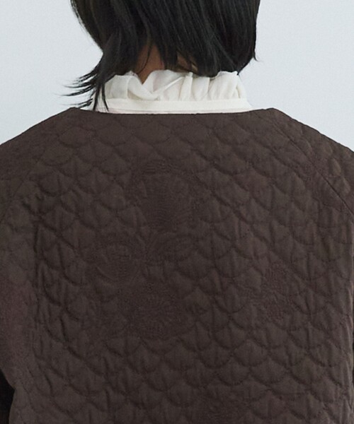 LOISIR(ロワズィール)の「コットンリネンキルティング風刺繍ノーカラージャケット(ノーカラージャケット・レディース・ブラウン・FREE)」の10枚目の写真