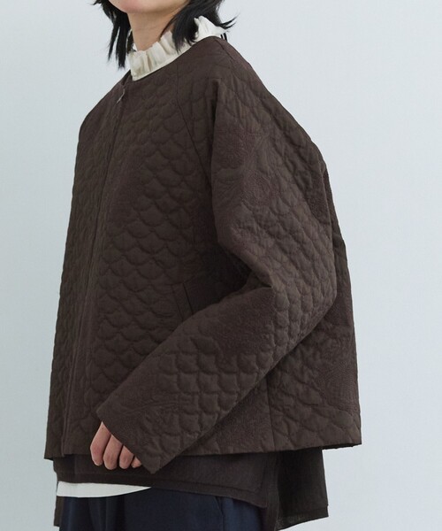 LOISIR(ロワズィール)の「コットンリネンキルティング風刺繍ノーカラージャケット(ノーカラージャケット・レディース・ブラウン・FREE)」の11枚目の写真