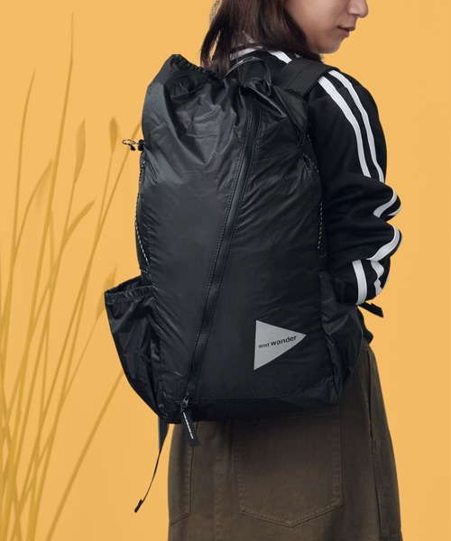and wander(アンドワンダー)の「and wander/アンドワンダー sil daypack コーデュラナイロン デイパック ブランドロゴ パッカブル シルデイパック 雨の日 撥水性 2026年秋冬 秋服(バックパック/リュック・メンズ・ブラック・FREE)」の1枚目の写真
