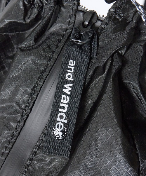 and wander(アンドワンダー)の「and wander/アンドワンダー sil daypack コーデュラナイロン デイパック ブランドロゴ パッカブル シルデイパック 雨の日 撥水性 2026年秋冬 秋服(バックパック/リュック・メンズ・ブラック・FREE)」の8枚目の写真