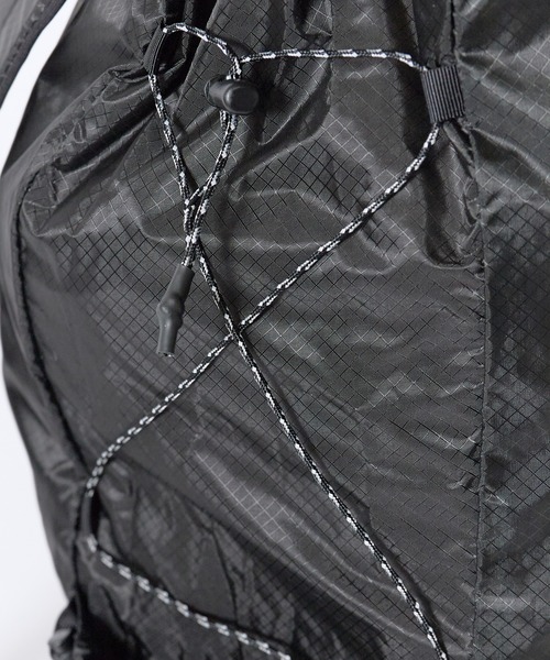 and wander(アンドワンダー)の「and wander/アンドワンダー sil daypack コーデュラナイロン デイパック ブランドロゴ パッカブル シルデイパック 雨の日 撥水性 2026年秋冬 秋服(バックパック/リュック・メンズ・ブラック・FREE)」の13枚目の写真