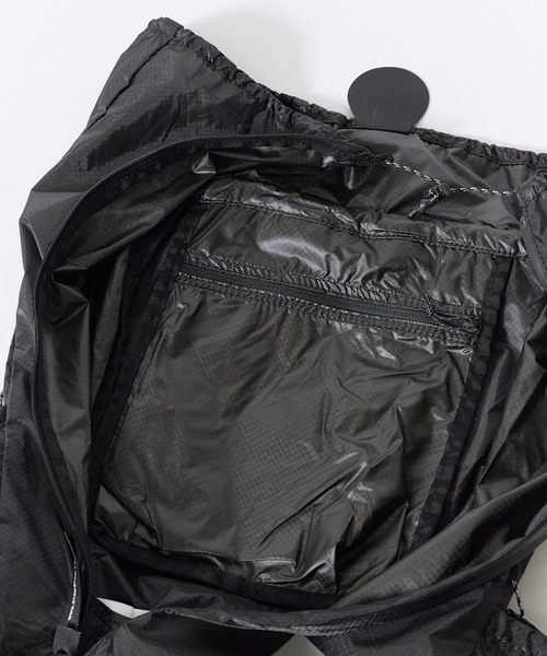 and wander(アンドワンダー)の「and wander/アンドワンダー sil daypack コーデュラナイロン デイパック ブランドロゴ パッカブル シルデイパック 雨の日 撥水性 2026年秋冬 秋服(バックパック/リュック・メンズ・ブラック・FREE)」の5枚目の写真