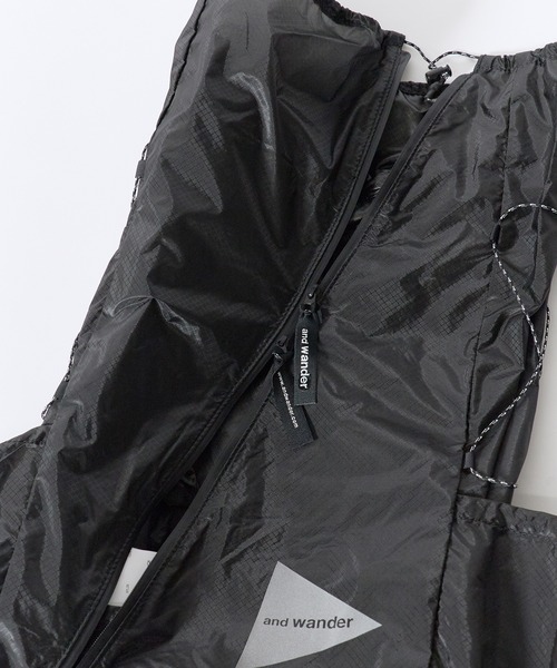 and wander(アンドワンダー)の「and wander/アンドワンダー sil daypack コーデュラナイロン デイパック ブランドロゴ パッカブル シルデイパック 雨の日 撥水性 2026年秋冬 秋服(バックパック/リュック・メンズ・ブラック・FREE)」の6枚目の写真