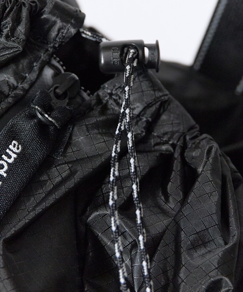 and wander(アンドワンダー)の「and wander/アンドワンダー sil daypack コーデュラナイロン デイパック ブランドロゴ パッカブル シルデイパック 雨の日 撥水性 2026年秋冬 秋服(バックパック/リュック・メンズ・ブラック・FREE)」の16枚目の写真
