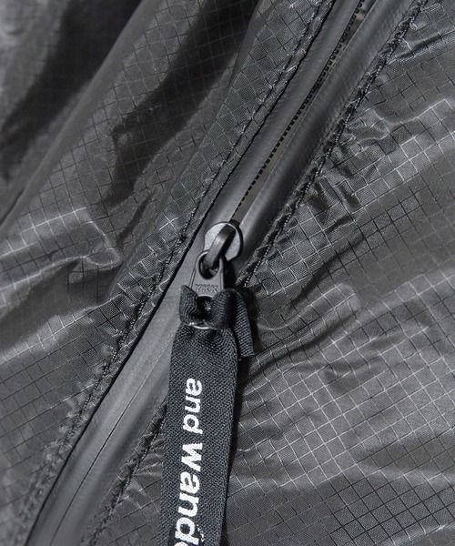 and wander(アンドワンダー)の「and wander/アンドワンダー sil daypack コーデュラナイロン デイパック ブランドロゴ パッカブル シルデイパック 雨の日 撥水性 2026年秋冬 秋服(バックパック/リュック・メンズ・ブラック・FREE)」の7枚目の写真