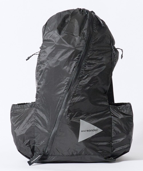 and wander(アンドワンダー)の「and wander/アンドワンダー sil daypack コーデュラナイロン デイパック ブランドロゴ パッカブル シルデイパック 雨の日 撥水性 2026年秋冬 秋服(バックパック/リュック・メンズ・ブラック・FREE)」の22枚目の写真