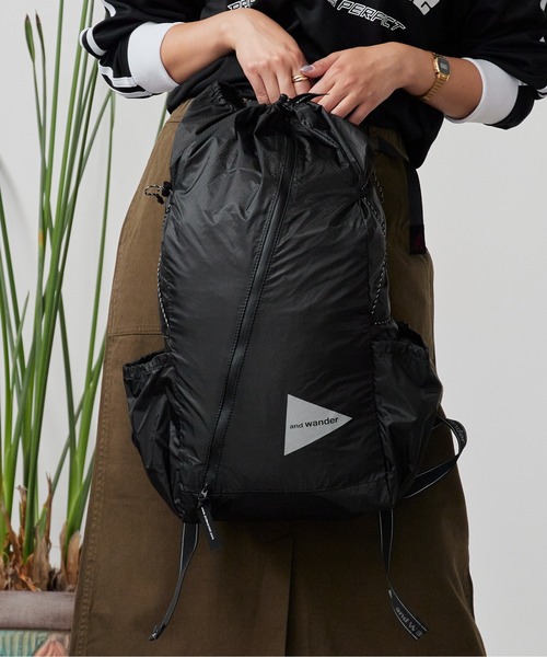 and wander(アンドワンダー)の「and wander/アンドワンダー sil daypack コーデュラナイロン デイパック ブランドロゴ パッカブル シルデイパック 雨の日 撥水性 2026年秋冬 秋服(バックパック/リュック・メンズ・ブラック・FREE)」の20枚目の写真