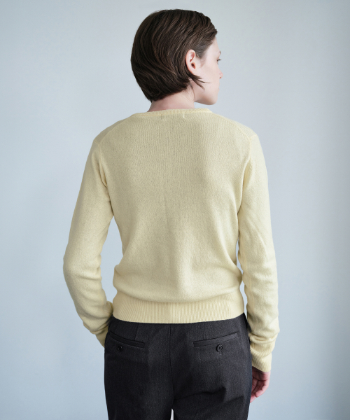 MUSINSA STANDARD WOMAN（ムシンサスタンダードウーマン）の「[プラス] ウィメンズ カシミヤ100 ラウンドネックカーディガン [バター]（カーディガン/ボレロ・レディース・その他・SMALL/MEDIUM/LARGE）」の3枚目の写真