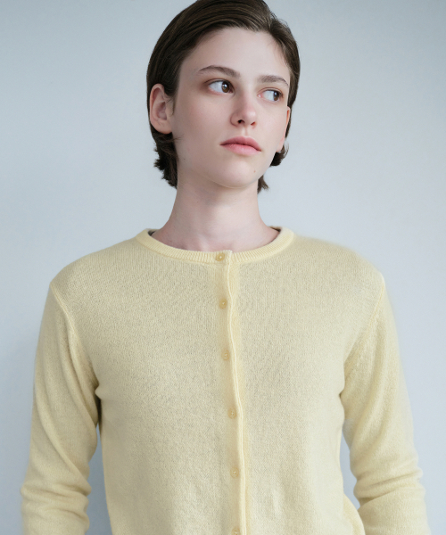 MUSINSA STANDARD WOMAN（ムシンサスタンダードウーマン）の「[プラス] ウィメンズ カシミヤ100 ラウンドネックカーディガン [バター]（カーディガン/ボレロ・レディース・その他・SMALL/MEDIUM/LARGE）」の4枚目の写真