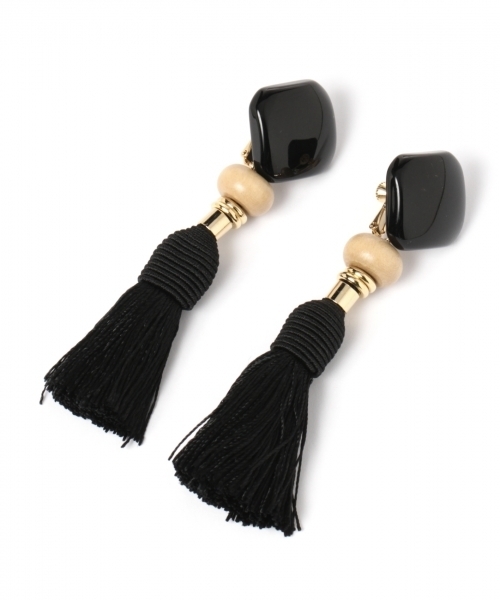 A part by（アパートバイ）の「タッセルイヤリング 758150 （イヤリング・レディース・ブラック/ホワイト・FREE）」の2枚目の写真