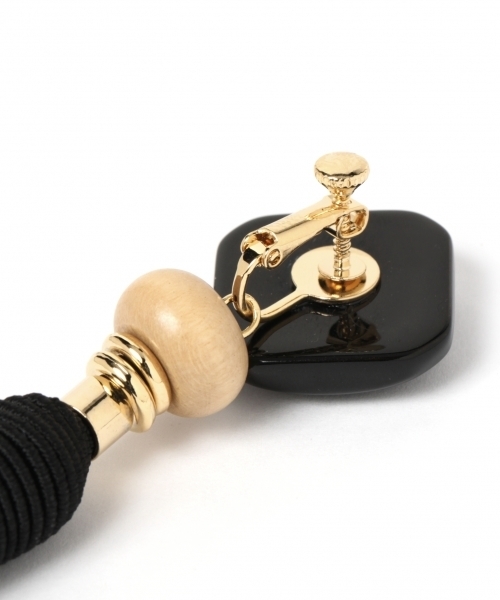 A part by（アパートバイ）の「タッセルイヤリング 758150 （イヤリング・レディース・ブラック/ホワイト・FREE）」の3枚目の写真