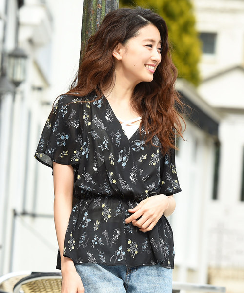 Luz Llena(ラズレナ)の「花柄カシュクールシフォントップス(シャツ/ブラウス・レディース・ブラック/オフホワイト・MEDIUM)」の1枚目の写真