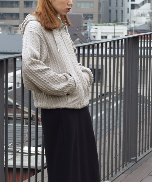 w closet（ダブルクローゼット）の「ケーブル柄ニットソーフーディ（パーカー・レディース・ベージュ/オフホワイト/スモークグレー・FREE）」の3枚目の写真