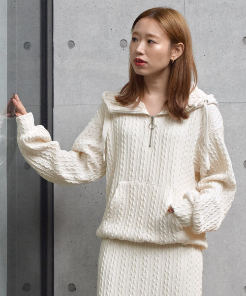 w closet（ダブルクローゼット）の「ケーブル柄ニットソーフーディ（パーカー・レディース・ベージュ/オフホワイト/スモークグレー・FREE）」の2枚目の写真