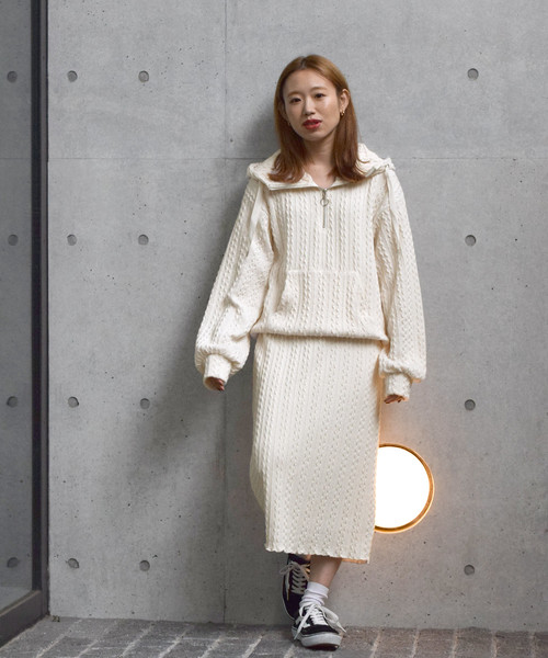 w closet（ダブルクローゼット）の「ケーブル柄ニットソーフーディ（パーカー・レディース・ベージュ/オフホワイト/スモークグレー・FREE）」の4枚目の写真
