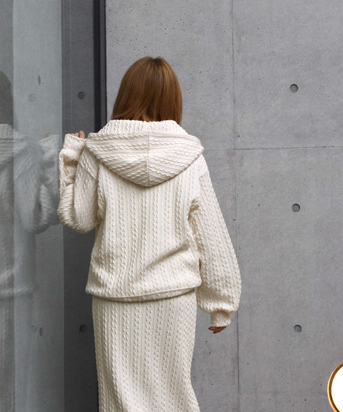 w closet（ダブルクローゼット）の「ケーブル柄ニットソーフーディ（パーカー・レディース・ベージュ/オフホワイト/スモークグレー・FREE）」の6枚目の写真