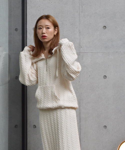 w closet（ダブルクローゼット）の「ケーブル柄ニットソーフーディ（パーカー・レディース・ベージュ/オフホワイト/スモークグレー・FREE）」の9枚目の写真