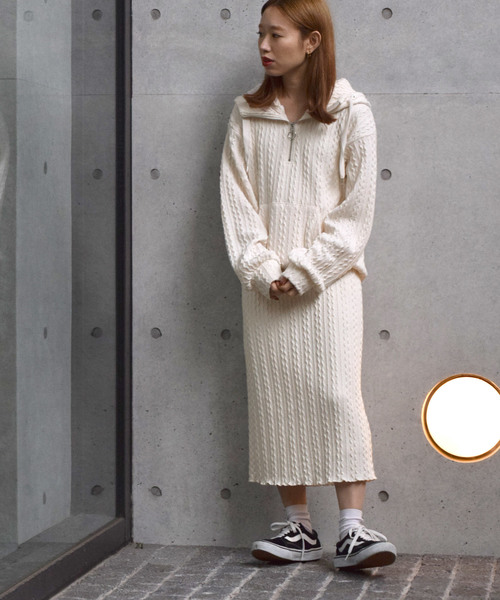 w closet（ダブルクローゼット）の「ケーブル柄ニットソーフーディ（パーカー・レディース・ベージュ/オフホワイト/スモークグレー・FREE）」の10枚目の写真