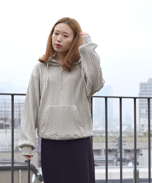 w closet（ダブルクローゼット）の「ケーブル柄ニットソーフーディ（パーカー・レディース・ベージュ/オフホワイト/スモークグレー・FREE）」の14枚目の写真