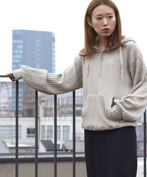 w closet（ダブルクローゼット）の「ケーブル柄ニットソーフーディ（パーカー・レディース・ベージュ/オフホワイト/スモークグレー・FREE）」の16枚目の写真