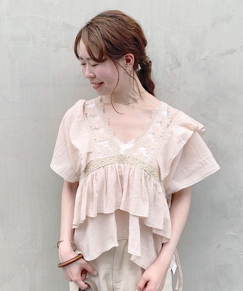 flower（フラワー）の「ラッフルレースブラウス（シャツ/ブラウス・レディース・ブラック/ベージュ/ブルー/アイボリー・FREE）」の2枚目の写真