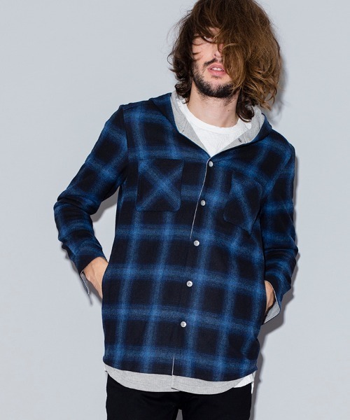 NO ID.（ノーアイディ）の「ms4160-レイヤードフーデッドチェックルーズＳＨ シャツ（シャツ/ブラウス・メンズ・ホワイト/レッド/ブルー・1/2）」の3枚目の写真