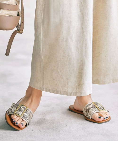 GeeRA（ジーラ）の「バックルデザインフラットサンダル（サンダル・レディース・パイソン/ブラック/ベージュ・LARGE/MEDIUM/SMALL/X-LARGE）」の3枚目の写真