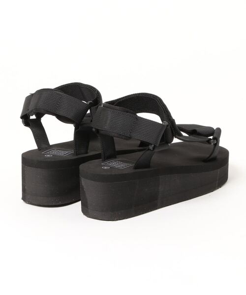 SPINNS(スピンズ)の「テープストラップ 厚底スポーツサンダル(サンダル・レディース・ブラック・L/M/S)」の2枚目の写真