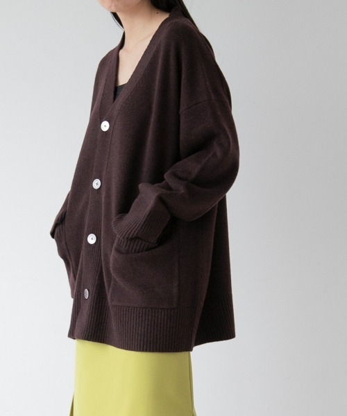 yuw（ユウ）の「UNSEX BIG V CARDIGAN　217974（カーディガン/ボレロ・レディース・ブラック/グレー/グリーン/レッド/ダークブラウン・FREE）」の4枚目の写真