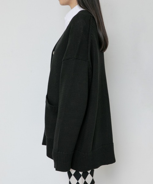 yuw（ユウ）の「UNSEX BIG V CARDIGAN　217974（カーディガン/ボレロ・レディース・ブラック/グレー/グリーン/レッド/ダークブラウン・FREE）」の6枚目の写真