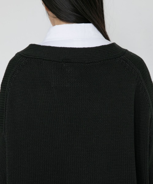 yuw（ユウ）の「UNSEX BIG V CARDIGAN　217974（カーディガン/ボレロ・レディース・ブラック/グレー/グリーン/レッド/ダークブラウン・FREE）」の12枚目の写真