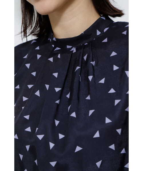 human woman（ヒューマンウーマン）の「◆幾何学プリントプルオーバーブラウス（シャツ/ブラウス・レディース・ダークインディゴブルー/ブラック系その他3・MEDIUM）」の17枚目の写真