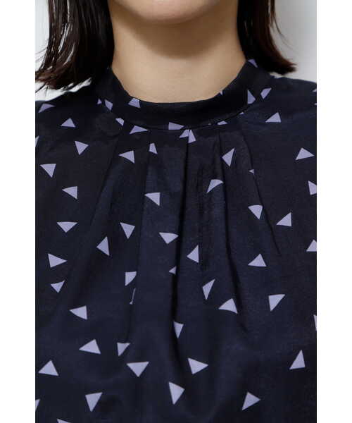 human woman（ヒューマンウーマン）の「◆幾何学プリントプルオーバーブラウス（シャツ/ブラウス・レディース・ダークインディゴブルー/ブラック系その他3・MEDIUM）」の18枚目の写真