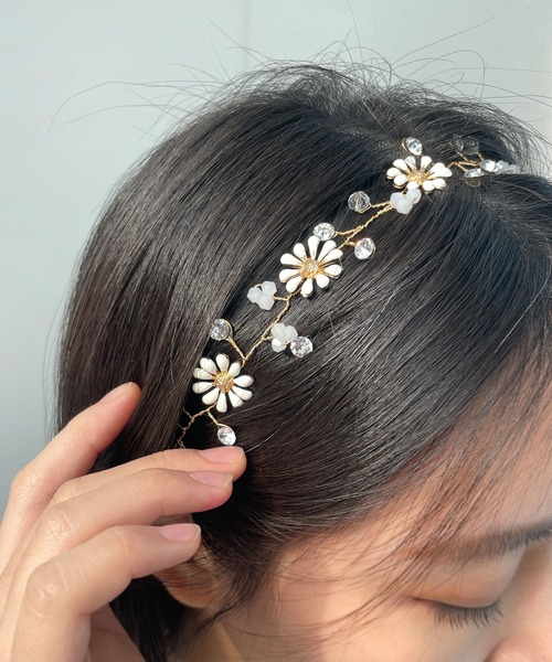 CEMONEMO（セモネモ）の「デイジー フラワー ヘッドドレス（ヘアバンド・レディース・ゴールド・FREE）」の4枚目の写真
