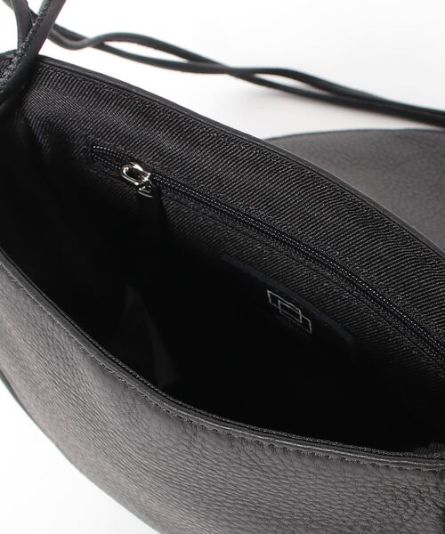 waku(ワク)の「waku 半月型フラップショルダー Sサイズ(ショルダーバッグ・メンズ・ブラック/ベージュ/ネイビー/ダークオレンジ・FREE)」の6枚目の写真