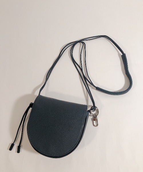 waku(ワク)の「waku 半月型フラップショルダー Sサイズ(ショルダーバッグ・メンズ・ブラック/ベージュ/ネイビー/ダークオレンジ・FREE)」の3枚目の写真