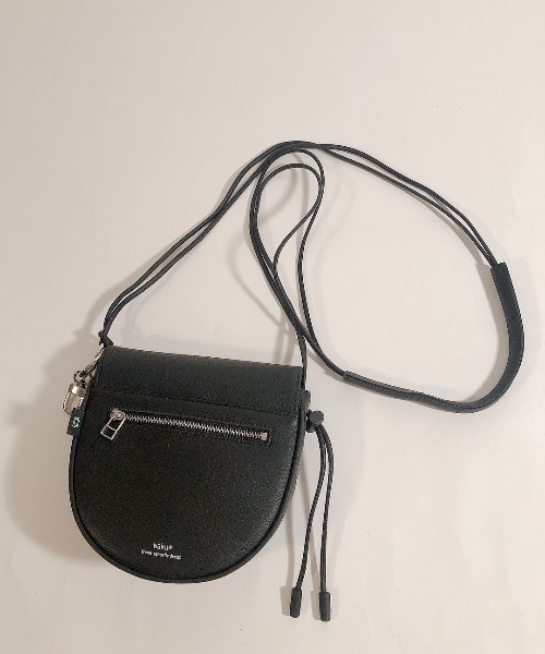 waku(ワク)の「waku 半月型フラップショルダー Sサイズ(ショルダーバッグ・メンズ・ブラック/ベージュ/ネイビー/ダークオレンジ・FREE)」の15枚目の写真
