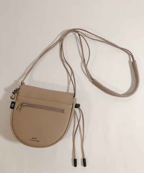 waku(ワク)の「waku 半月型フラップショルダー Sサイズ(ショルダーバッグ・メンズ・ブラック/ベージュ/ネイビー/ダークオレンジ・FREE)」の16枚目の写真