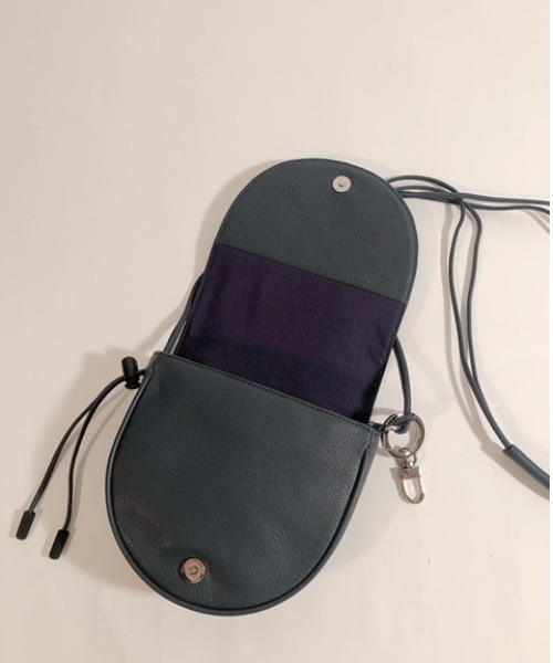 waku(ワク)の「waku 半月型フラップショルダー Sサイズ(ショルダーバッグ・メンズ・ブラック/ベージュ/ネイビー/ダークオレンジ・FREE)」の20枚目の写真