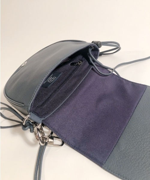 waku(ワク)の「waku 半月型フラップショルダー Sサイズ(ショルダーバッグ・メンズ・ブラック/ベージュ/ネイビー/ダークオレンジ・FREE)」の19枚目の写真