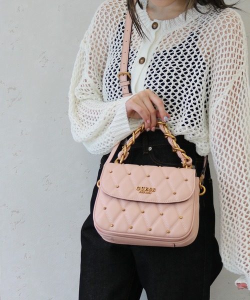 Guess(ゲス)の「GUESS/ゲス スタッズキルトフラップ付ショルダーTRIANA Flap Shoulder Bag(ショルダーバッグ・レディース・ベージュ/ブラック・FREE)」の1枚目の写真