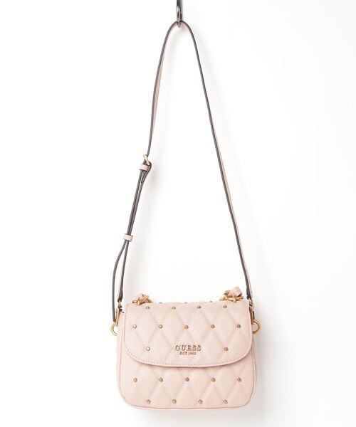 Guess(ゲス)の「GUESS/ゲス スタッズキルトフラップ付ショルダーTRIANA Flap Shoulder Bag(ショルダーバッグ・レディース・ベージュ/ブラック・FREE)」の13枚目の写真