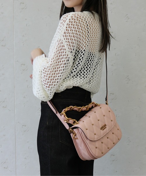 Guess(ゲス)の「GUESS/ゲス スタッズキルトフラップ付ショルダーTRIANA Flap Shoulder Bag(ショルダーバッグ・レディース・ベージュ/ブラック・FREE)」の9枚目の写真
