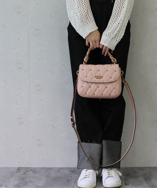 Guess(ゲス)の「GUESS/ゲス スタッズキルトフラップ付ショルダーTRIANA Flap Shoulder Bag(ショルダーバッグ・レディース・ベージュ/ブラック・FREE)」の11枚目の写真
